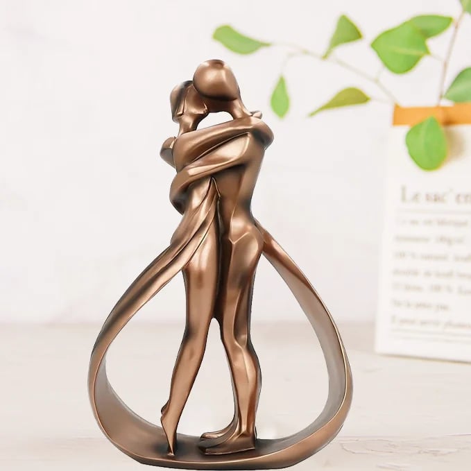 🔥Valentine's Day 🔥Romantic lovers embrace statue