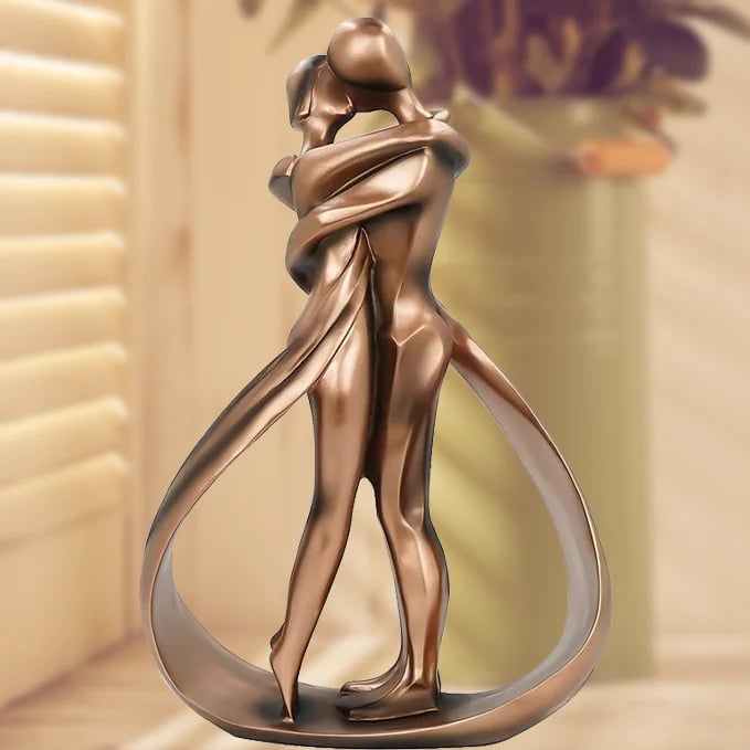 🔥Valentine's Day 🔥Romantic lovers embrace statue